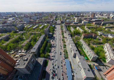 Kesişen yollar ve yollar olan havacılık şehri manzarası, binalar. Helikopter vuruldu. Panoramik resim.