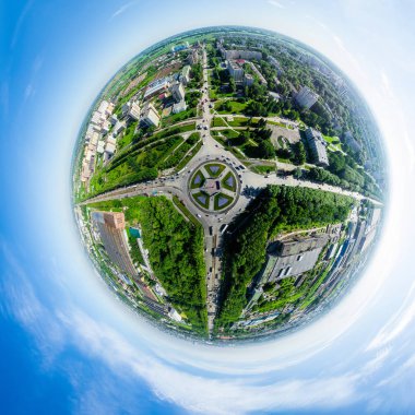 Kesişen yollar ve yollar olan havacılık şehri manzarası, binalar. Helikopter vuruldu. Panoramik resim.