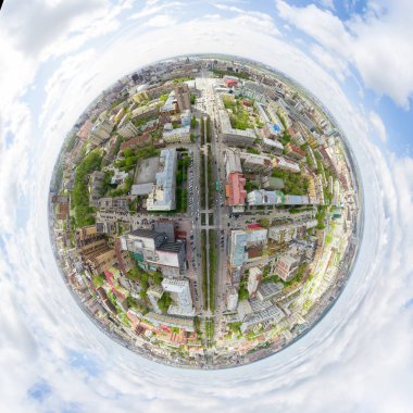 Kesişen yollar ve yollar olan havacılık şehri manzarası, binalar. Helikopter vuruldu. Panoramik resim.