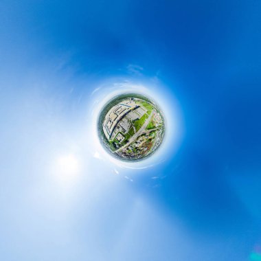 Kesişen yollar ve yollar olan havacılık şehri manzarası, binalar. Helikopter vuruldu. Panoramik resim.