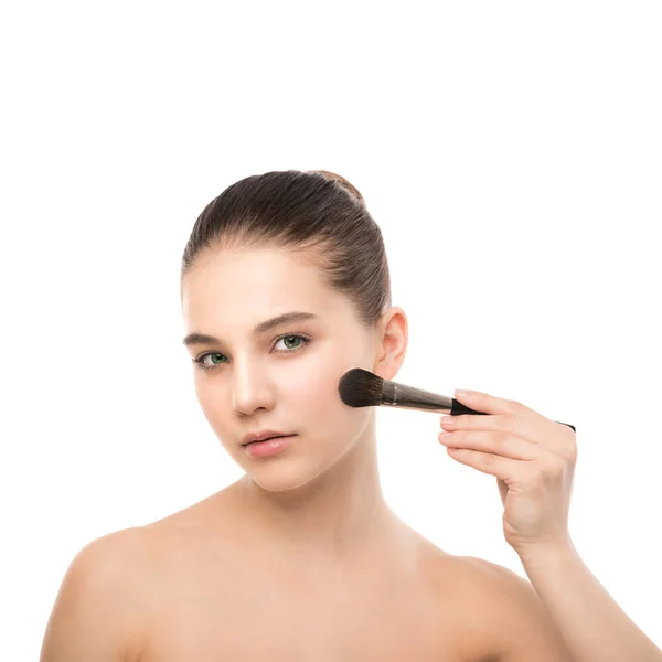 Junge brünette Frau mit sauberem Gesicht. Mädchen perfekte Haut Anwendung kosmetischer Pinsel. isoliert auf einem weißen. — Stockfoto