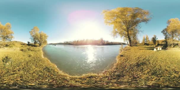 360 Vr sanal gerçeklik bir nehir akar bu güzel dağlar ormandaki kayalar üzerinde — Stok video