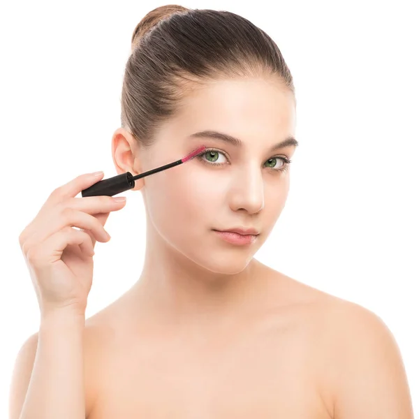 Trucco per gli occhi applicare. Mascara applicare primo piano, ciglia lunghe. Spazzola per trucco. Isolato . — Foto Stock