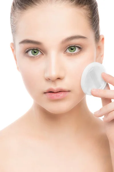 Jonge vrouw zorgt voor gezicht huid. Schoonmaak perfect frisse huid met wattenschijfje. Geïsoleerd. — Stockfoto