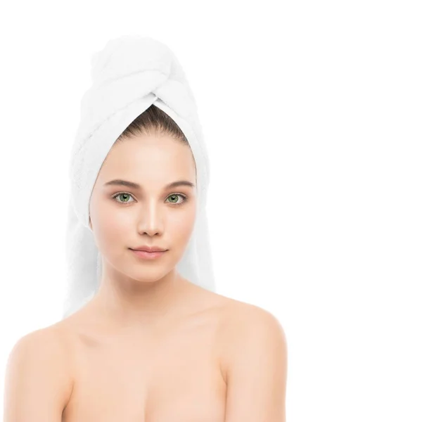 Όμορφη νεαρή μελαχρινή γυναίκα με καθαρό πρόσωπο και πετσέτα στο κεφάλι της. Απομονωμένη. — Φωτογραφία Αρχείου