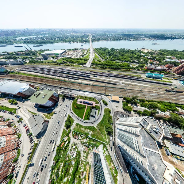 Вид с воздуха на город с дорогами, домами и зданиями. — стоковое фото