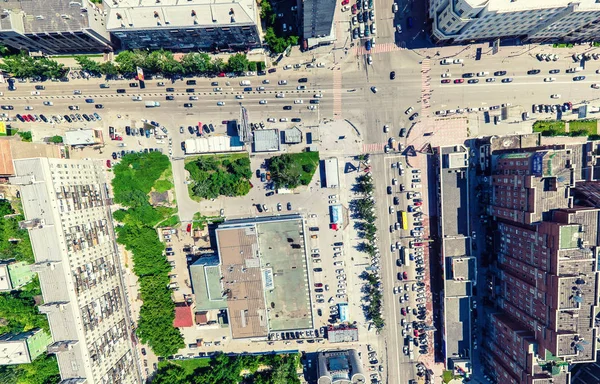 Luchtfoto van de stad. Stedelijk landschap. Een helikopterschot. Panoramisch beeld. — Stockfoto