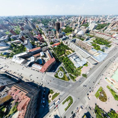 Yolları, evleri ve binaları olan havacılık şehri manzarası.