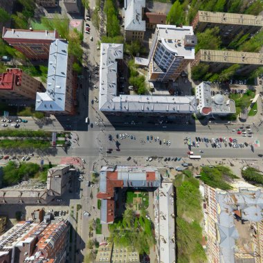 Kesişen yollar ve yollar olan havacılık şehri manzarası, binalar. Helikopter vuruldu. Panoramik resim.