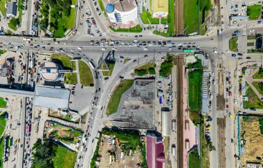 Kesişen yollar ve yollar olan havacılık şehri manzarası, binalar. Helikopter vuruldu. Panoramik resim.