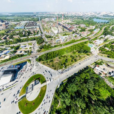 Yolları, evleri ve binaları olan havacılık şehri manzarası.
