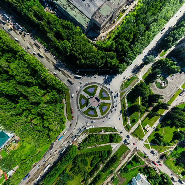 Vista aérea da cidade com encruzilhada e estradas, casas de edifícios. Tiro de helicóptero. Imagem panorâmica. — Fotografia de Stock