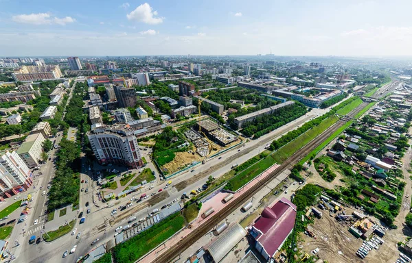 Vista aérea de la ciudad con encrucijadas y caminos, alberga edificios. Disparo de helicóptero. Imagen panorámica. — Foto de Stock