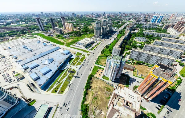 Вид на повітряне місто. Міський пейзаж. Коптер стріляв. Панорамне зображення . — стокове фото