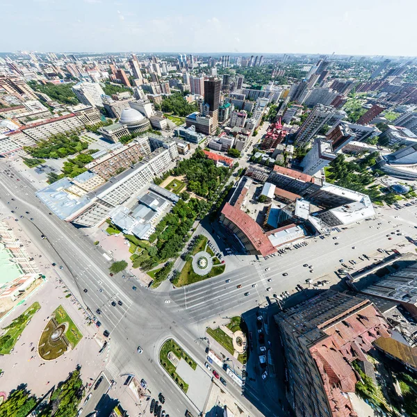 Letecký výhled na město se silnicemi, domy a budovami. — Stock fotografie