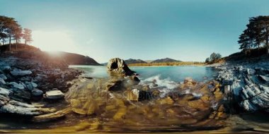 UHD 4k 360 Vr sanal gerçeklik bir nehrin akışı güzel dağ manzarası kayalarda üzerinde