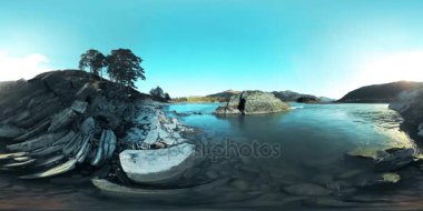 UHD 4k 360 Vr sanal gerçeklik bir nehrin akışı güzel dağ manzarası kayalarda üzerinde