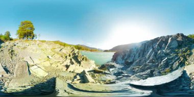 UHD 4k 360 Vr sanal gerçeklik bir nehrin akışı güzel dağ manzarası kayalarda üzerinde