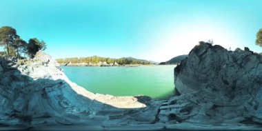 UHD 4k 360 Vr sanal gerçeklik bir nehrin akışı güzel dağ manzarası kayalarda üzerinde