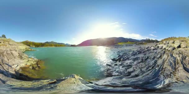 Uhd 4k 360 Vr virtuális valóság egy folyó ráfolyik a gyönyörű hegyi táj sziklák — Stock videók