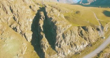 Yürüyüş delikanlı uçurumun tepesinde duran hava Uhd 4k uçuş