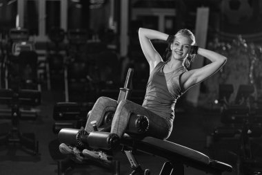 Abs kasları için güç egzersizleri yapıyor kadın