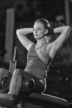 Abs kasları için güç egzersizleri yapıyor kadın