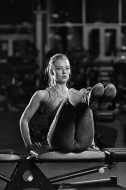 Abs kasları için güç egzersizleri yapıyor kadın