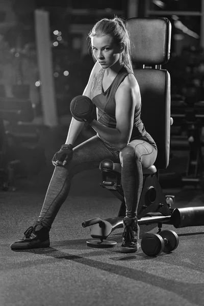 Las Mujeres Deportivas Están Entrenando Movimientos De Defensa Personal En  Parejas En El Gimnasio Deportivo Fotos, retratos, imágenes y fotografía de  archivo libres de derecho. Image 93400341