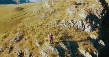 Yürüyüş delikanlı uçurumun tepesinde duran hava Uhd 4k uçuş