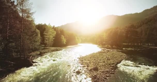 4 k Uhd 撮。低飛行で新鮮な寒山川に晴れた夏の朝. — ストック動画