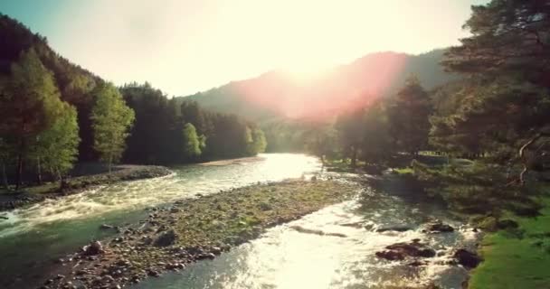 4k UHD vista aerea. Basso volo sul fresco fiume di montagna freddo al soleggiato mattino d'estate . — Video Stock
