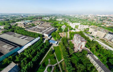 Kesişen yollar ve yollar olan havacılık şehri manzarası, binalar. Helikopter vuruldu. Panoramik resim.