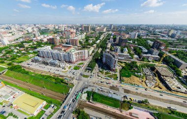 Kesişen yollar ve yollar olan havacılık şehri manzarası, binalar. Helikopter vuruldu. Panoramik resim.
