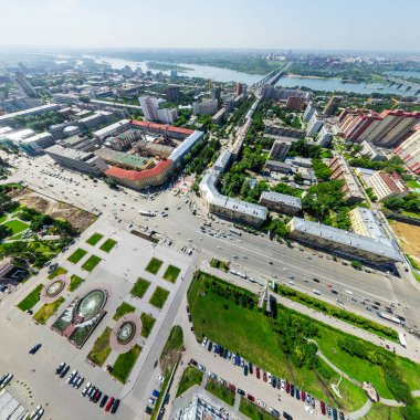 Kesişen yollar ve yollar olan havacılık şehri manzarası, binalar. Helikopter vuruldu. Panoramik resim.