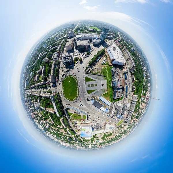 Vista aérea de la ciudad con encrucijadas y caminos, alberga edificios. Disparo de helicóptero. Imagen panorámica. —  Fotos de Stock