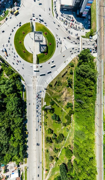 Vue aérienne de la ville avec routes, maisons et bâtiments. — Photo