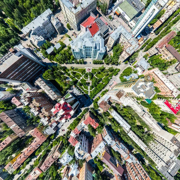 Uitzicht op de stad vanuit de lucht met wegen, huizen en gebouwen. — Stockfoto