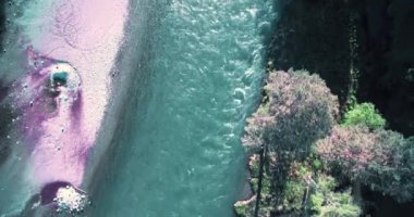 4 k Uhd havadan görünümü. Düşük uçuş üzerinde taze soğuk dağ nehir kıyısında güneşli yaz sabahı.