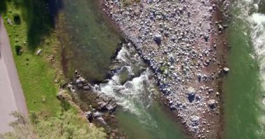 4 k Uhd havadan görünümü. Düşük uçuş üzerinde taze soğuk dağ nehir kıyısında güneşli yaz sabahı.