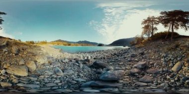 UHD 4k 360 Vr sanal gerçeklik bir nehrin akışı güzel dağ manzarası kayalarda üzerinde