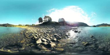 UHD 4k 360 Vr sanal gerçeklik bir nehrin akışı güzel dağ manzarası kayalarda üzerinde