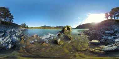 UHD 4k 360 Vr sanal gerçeklik bir nehrin akışı güzel dağ manzarası kayalarda üzerinde