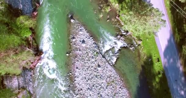 Vue aérienne 4k UHD. Vol bas au-dessus d'une rivière de montagne fraîche et froide au matin ensoleillé d'été .