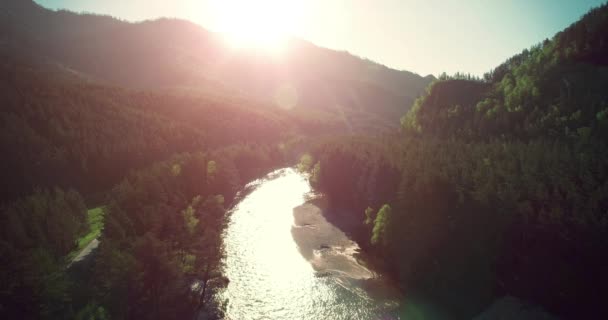 4 k 到鸟瞰图。低飞行新鲜冷山河在阳光灿烂的夏天早晨. — 图库视频影像