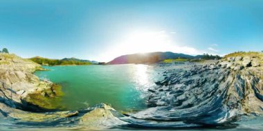 UHD 4k 360 Vr sanal gerçeklik bir nehrin akışı güzel dağ manzarası kayalarda üzerinde