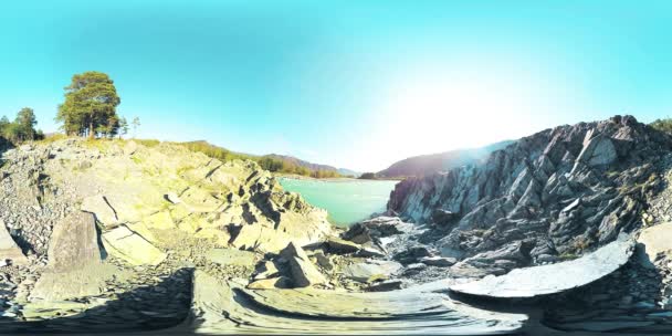 UHD 4k 360 Vr Virtual Reality van een rivier stroomt over rotsen in prachtige berglandschap — Stockvideo