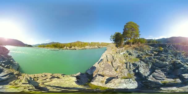 UHD 4K 360 VR La realidad virtual de un río fluye sobre rocas en un hermoso paisaje de montaña — Vídeo de stock