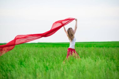 Genç Bayan runing doku yeşil alanı ile. Kadın eşarp ile.