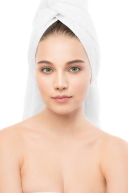 Bankacı Charlie'yle ve havlu başında güzel genç esmer kadın. İzole.